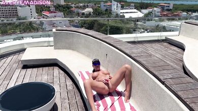 Averyemadison, Horny Babe Masturbating On The Sunny Rooftop Onlyfans Video Leaked