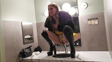 Cosmic Kitti, Squatting And Pissing Into The Sink Onlyfans Video Leaked
