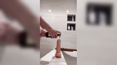 Summer Brookes, Lubing Up A Big Dildo And Riding On A Edge Onlyfans Video Leaked