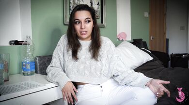 Summer Fox, Camgirl Peeing In Her Pants For Her Fans Onlyfans Video Leaked