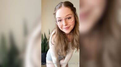 Strawberrymilk_Xoxo, Sexy Teen Showing Off Her Booty Onlyfans Video Leaked