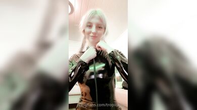 Vikkzy, Unzipping Her Latex Bodysuit For Her Fans Onlyfans Video Leaked