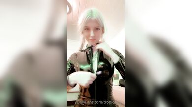 Vikkzy, Unzipping Her Latex Bodysuit For Her Fans Onlyfans Video Leaked