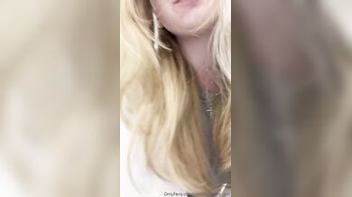 Emilyrayxo, Blonde Chick Riding A Clear Dildo In Bed Onlyfans Video Leaked
