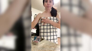 Bustyciara, Hotwife Milf Teasing In The Kitchen Onlyfans Video Leaked