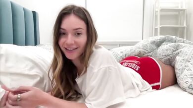 Blondemauigirl, Shaking Her Booty In Bed Onlyfans Video Leaked