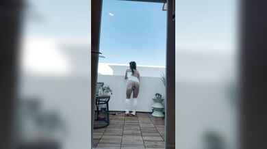 Jezzi.Xo, Dildo Masturbation In The Backyard In A White Dress Until She Soaks It
