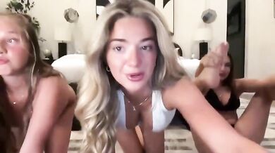 Autumnreed18, Three Blonde Bikini Babe On Livestream Teasing Onlyfans Video Leaked