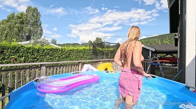 Omduharlysthardulov, Swedish Gilf Changing Bikini In The Outdoor Pool Onlyfans Video Leaked