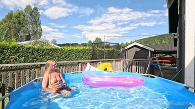 Omduharlysthardulov, Swedish Gilf Changing Bikini In The Outdoor Pool Onlyfans Video Leaked