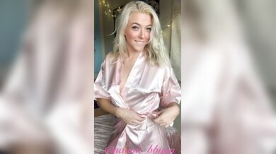 Naomi_Bbyyy, Blonde Babe Moisturizing Her Body In Silk Gown Onlyfans Video Leaked