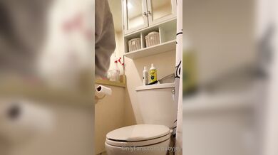 Jezzi.Xo, Pink Vibrator Masturbation In The Bathroom Onlyfans Video Leaked