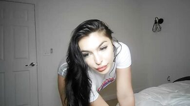 Emjayplays, Oiling Up Her Big Booty During Livestream Onlyfans Video Leaked