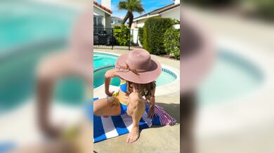 Poppyandzach, Bikini Wife Fucking By The Pool Onlyfans Video Leaked