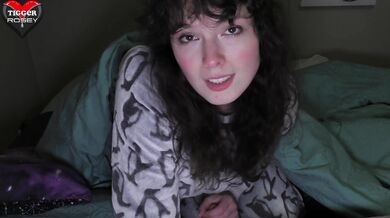 Tigger Rosey, Dildo Masturbation Under Her Bedsheets Onlyfans Video Leaked