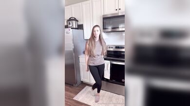 Babesafreak, Horny Teen Girlfriend Fucking On The Kitchen Counter And Getting Facial Onlyfans Video Leaked