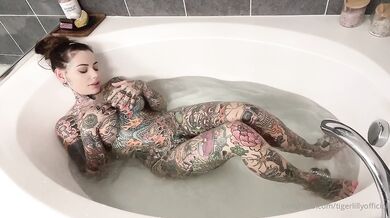 TigerLilly, Sexy Tattoo Thicc Babe Masturbating In The Bathtub Onlyfans Video Leaked