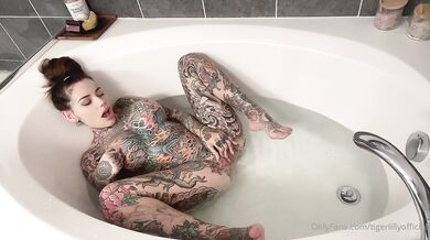 TigerLilly, Sexy Tattoo Thicc Babe Masturbating In The Bathtub Onlyfans Video Leaked