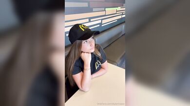 SkylarmaeXO, Caryn Beaumont, Two McDonalds Employees GG Lesbian in Car Backseat Onlyfans Video Leaked